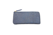 シープレザーを使用した青色のL字ファスナー長財布
