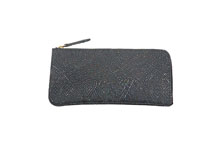 羊革を使用した灰色のL字ファスナー薄型長財布