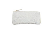 羊革を使用したアイボリー色のL字ファスナー薄型長財布