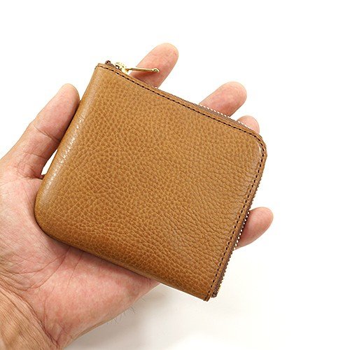 男性が手に持ったブラウン色のイタリアンレザーＬ字ファスナーミニ財布
