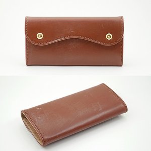 表と裏を比較したブラウン色のブライドルレザーカブセ型長財布