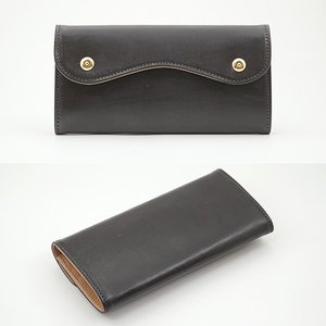 表と裏を比較したチョコ色のブライドルレザーカブセ型長財布