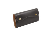 ブライドルレザーを使用したチョコ色のカブセ型長財布