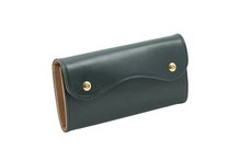 ブライドルレザーを使用した緑色のカブセ型長財布