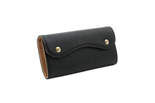 Mezzo Shrinkを使用した黒色のカブセ型長財布