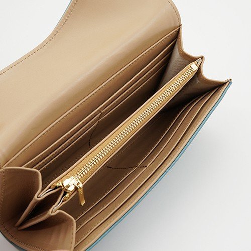 水色のMezzo Shrink カブセ型長財布