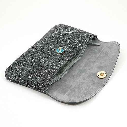 グレー色の羊革カブセ型長財布