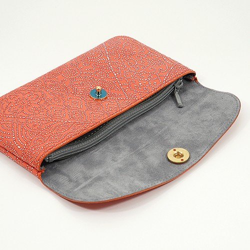 オレンジ色の羊革カブセ型長財布