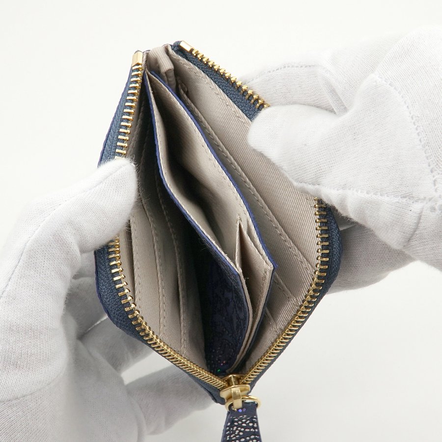 男性が手に持った青色のシープレザーL字ファスナーミニ財布
