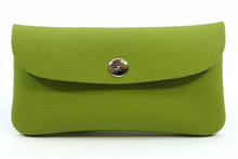 ドイツシュリンクを使用したライトグリーン色のカブセ型長財布