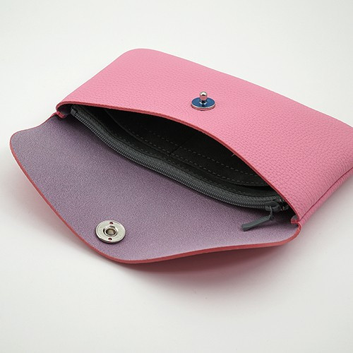 ボタンを開けたピンク色のドイツシュリンクカブセ型長財布