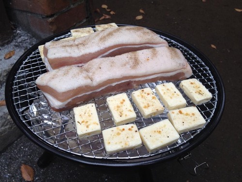 網の上で焼かれるベーコンとチーズ