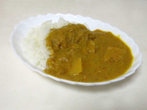 皿に盛られたレトルトたけのこカレー