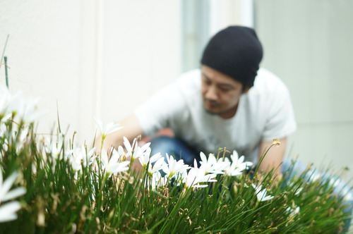 花壇で作業をする男性