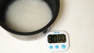 多古米を水に浸す様子