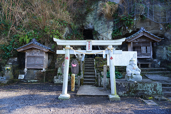 国指定天然記念物　竹岡のヒカリモ発生地 黄金井戸の鳥居の画像