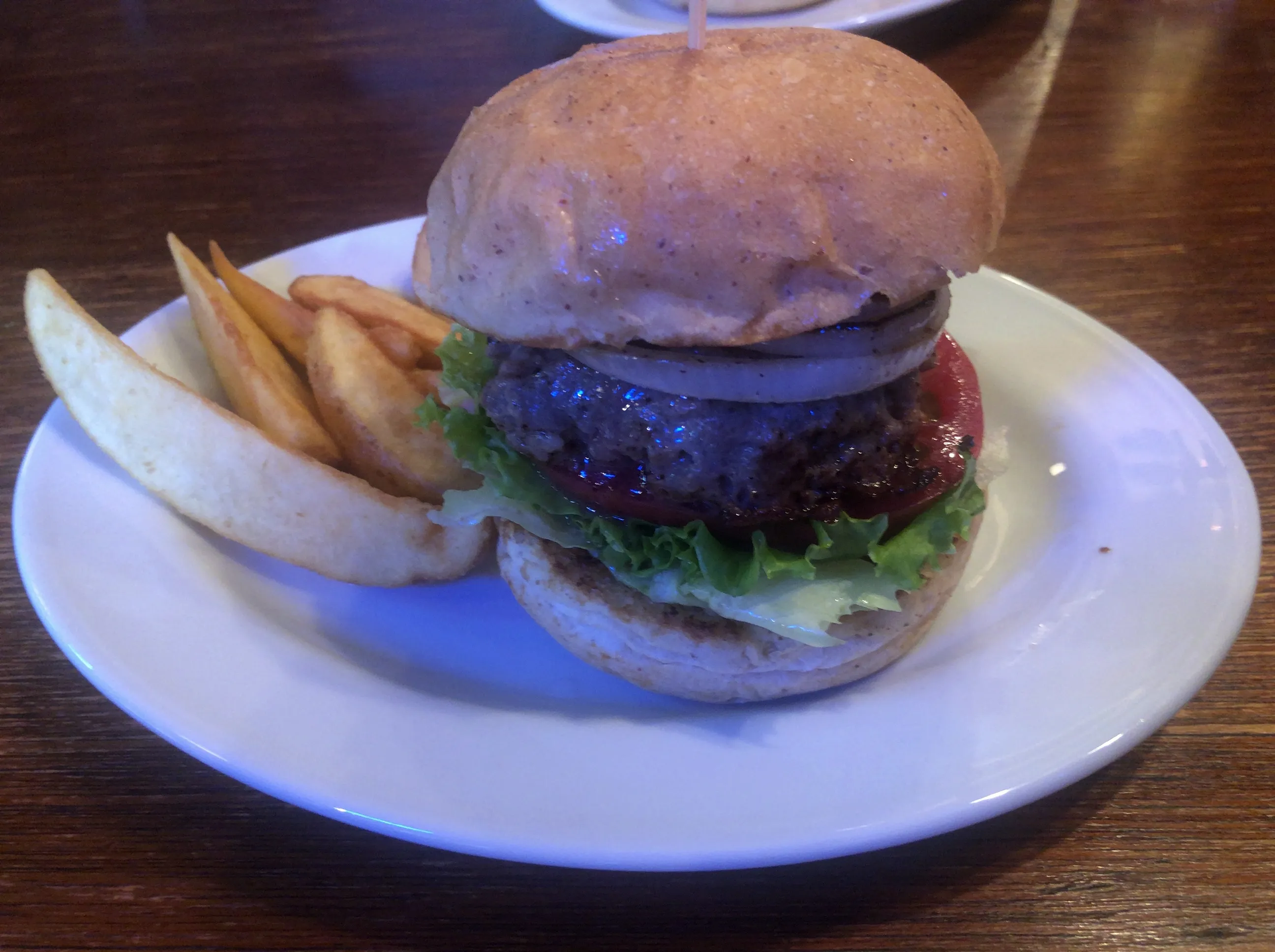 ボリュームのあるクラシックビーフバーガーとポテト