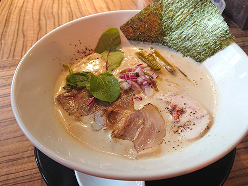 中華そば鷸の泡系ラーメン鶏豚出汁らーめんの写真