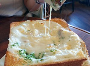 銚子にあるプレンティのグラタントーストのチーズトロトロのアップ画像