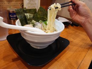 鶏白湯ラーメンを食べる様子