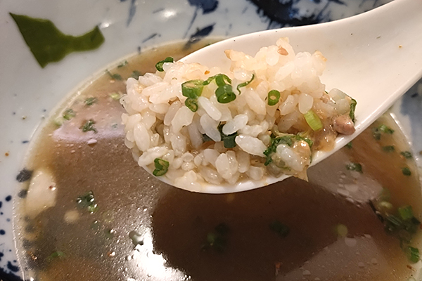 幸来のなめろう丼にラーメンのつゆをくわえた茶漬け