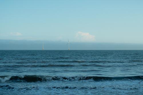 銚子屏風ヶ浦から見える水上の風車の風景画像