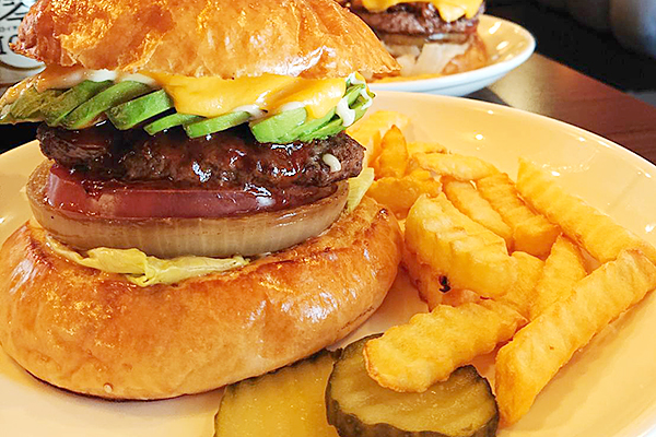 柏ダブルシックスのアボカドチーズバーガー