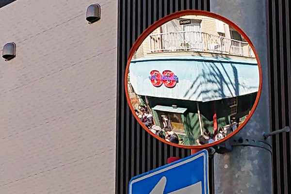 ハンバーガー屋66 ダブルシックスに並ぶ行列の画像（ミラー越し）