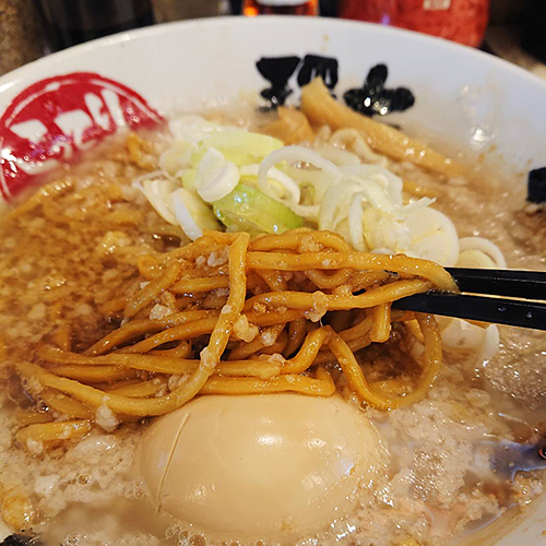 我孫子のこってりラーメン「てらっちょ」のラーメンかき混ぜる画像