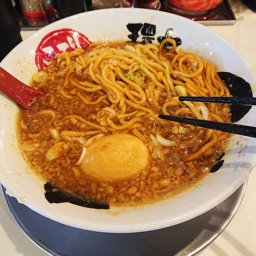 我孫子ラーメン『てらっちょ』のこってりラーメン下にたまった濃いスープをかき混ぜたラーメンの画像