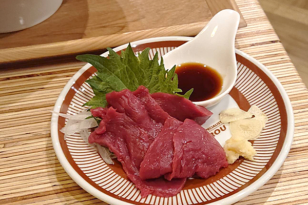 千葉中央のラーメン屋きんとうんで食べられる馬刺しの画像
