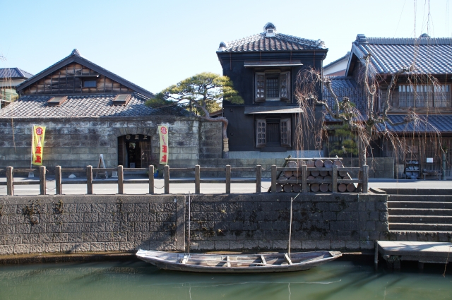 佐原の江戸情緒あふれる川沿いの風景の写真