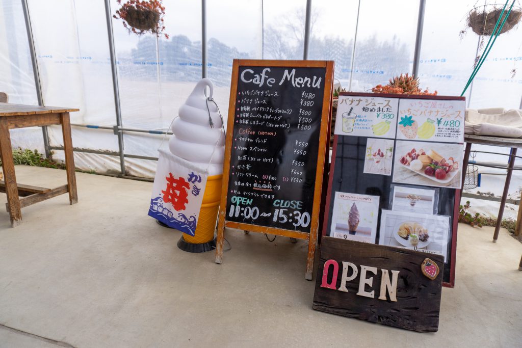 浦部農園のくろいちごカフェの店内の看板メニューとPOPの画像