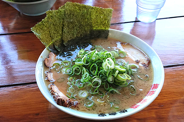 九条ネギがおいしい佐倉家の家系ラーメンの写真