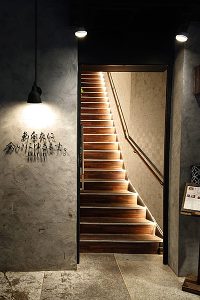ネオ居酒屋 あなたに会いに行きますの看板が見える入口と階段の画像