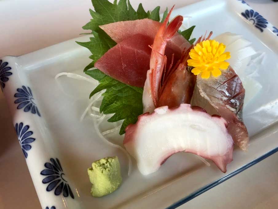 九十九里の犬連れOKの浜焼きランチ　海鮮網焼き 浜茶屋網元元のお刺身（タコ・マグロ・イカ・エビ・アジ）の画像