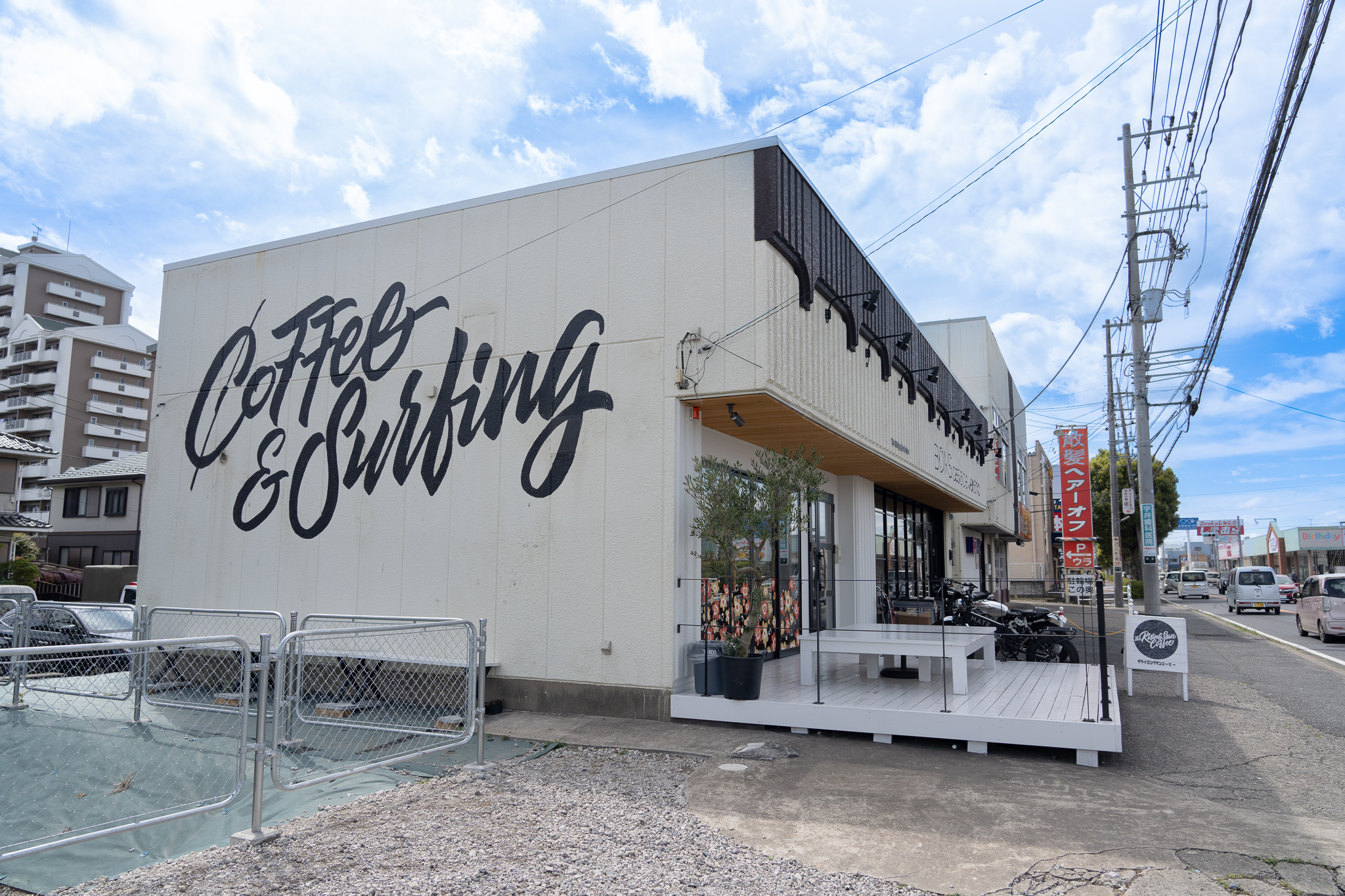店舗壁面にCOFFEE＆SURFINGと描かれた「ザ・ライジングサンコーヒー」の店舗画像