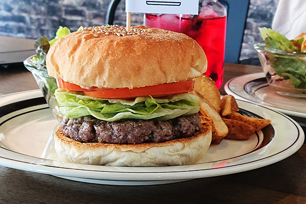 小倉台のハンバーガーショップ ルイスクラシック 看板メニューのルイスバーガーを横から撮った画像