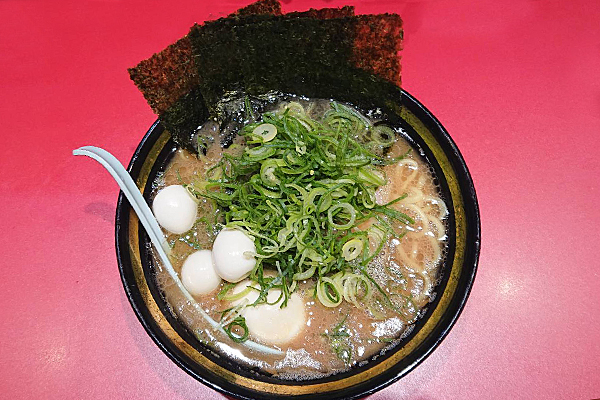 千葉県市川市にある人気家系ラーメン菊池家の特選ラーメン＋うずら俯瞰画像