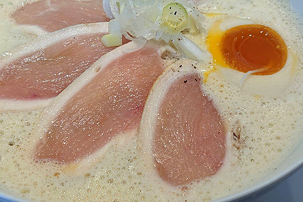 千葉県のお勧め鶏白湯ラーメン_鶏すけの低温調理の鶏チャーシュー
