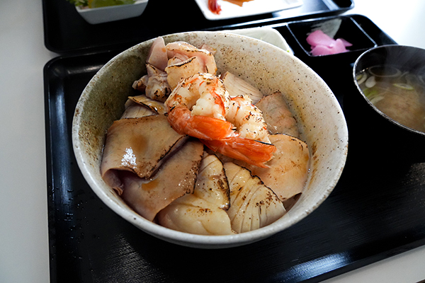 勝浦で海鮮丼と言えば、魚屋食堂 お得にランチ！超ビッグなエビと海鮮を堪能できる魚屋食堂の炙り海鮮丼の画像です