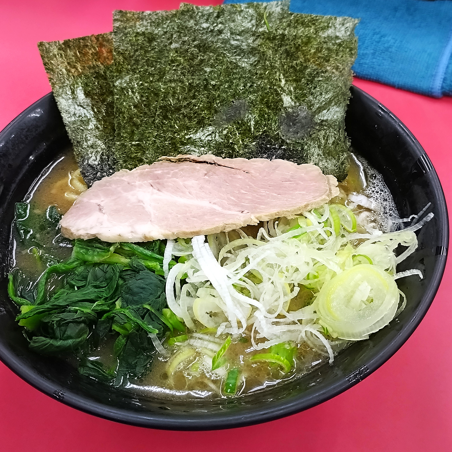 家系ラーメンぼうそう家のラーメン薬味ねぎトッピングの画像