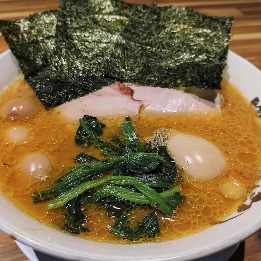 千葉の家系ラーメン＿野良裏家のラーメン煮卵、うずらトッピングの写真