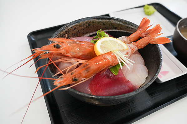 勝浦で海鮮丼と言えば、魚屋食堂 お得にランチ！超ビッグなエビと海鮮を堪能できる魚屋食堂の漁師の海鮮丼の画像