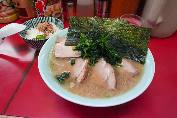 千葉を代表する家系ラーメン四天王のひとり横浜ラーメン末広家のチャーシューメン中盛の写真