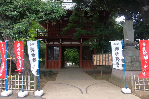 本土寺の仁王門の前の画像