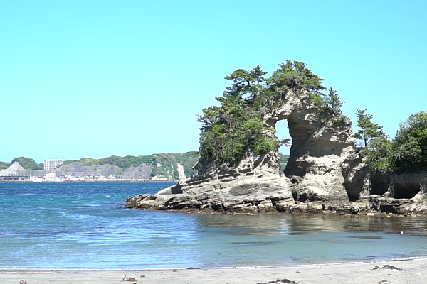 勝浦＿めがね岩画像