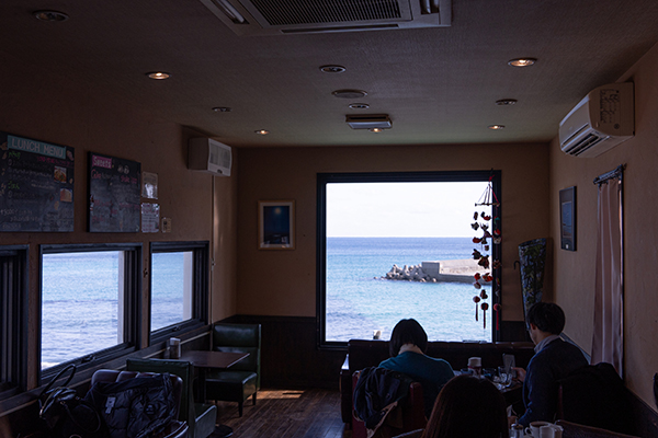 海の見えるカフェバンザイカフェの引きの画像