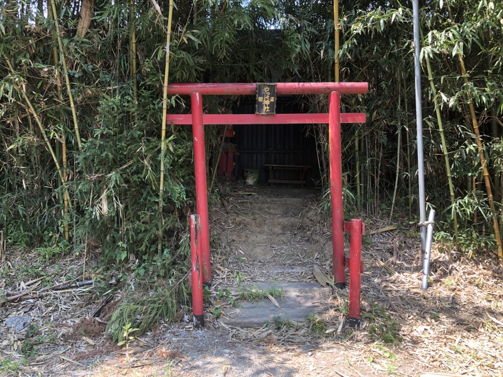 月曜から夜更かしで紹介された駄菓子屋まぼろし堂の鳥居