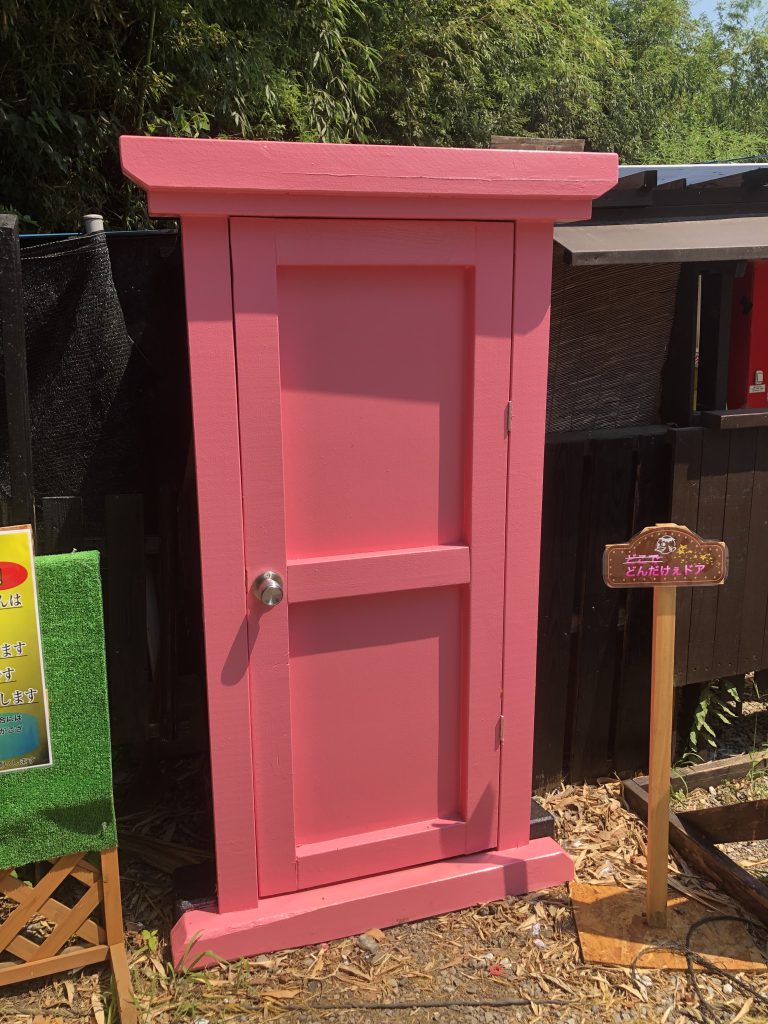 まぼろし堂の入り口はピンク色のどこでもドア